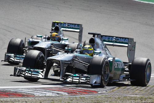 Nico Rosberg y Lewis Hamilton, casi en paralelo