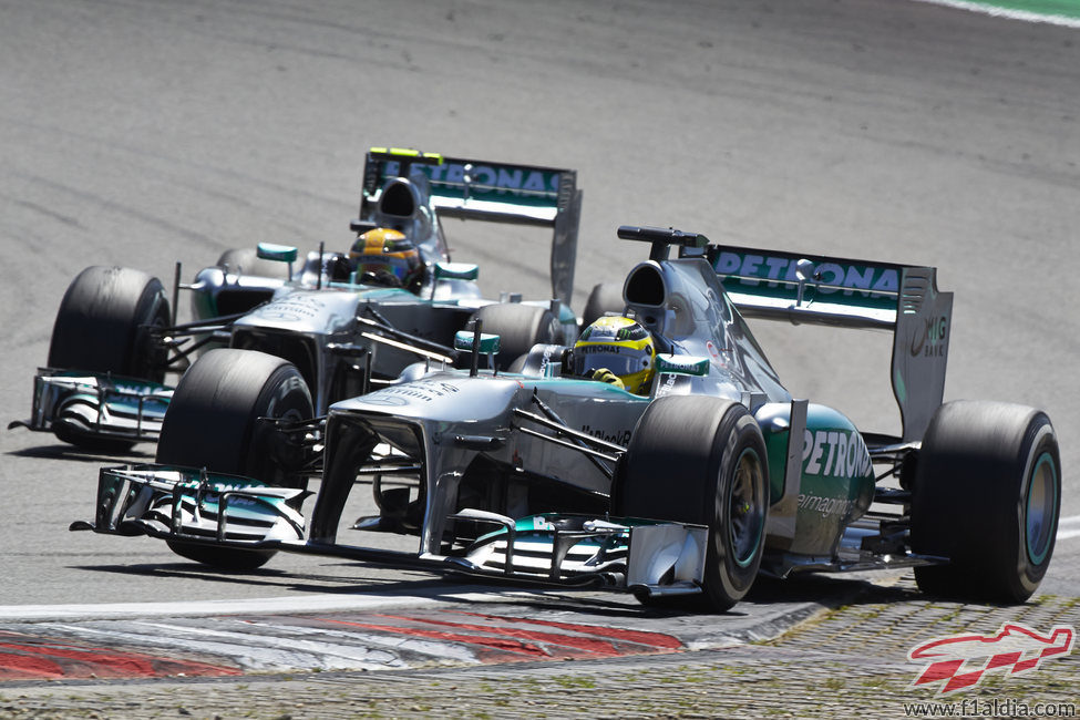 Nico Rosberg y Lewis Hamilton, casi en paralelo
