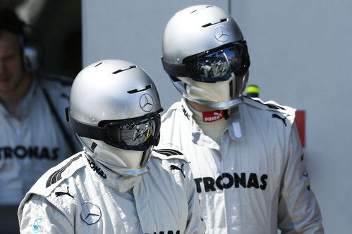 Mecánicos del equipo Mercedes