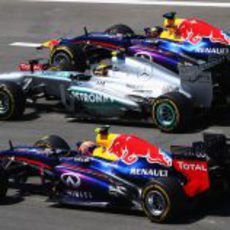 Los dos Red Bull adelantan a Lewis Hamilton en la salida