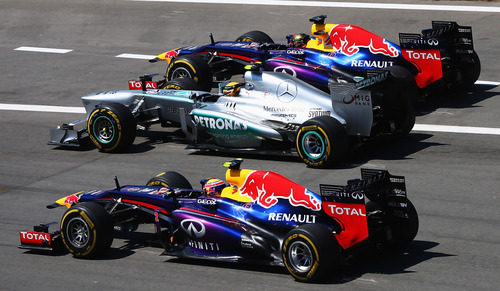 Los dos Red Bull adelantan a Lewis Hamilton en la salida