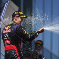 Sebastian Vettel descorcha el champán