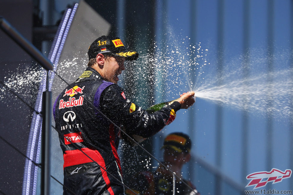 Sebastian Vettel descorcha el champán