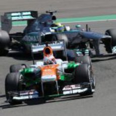 Paul di Resta, delante del Mercedes de Nico Rosberg