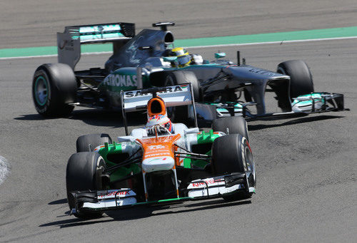 Paul di Resta, delante del Mercedes de Nico Rosberg