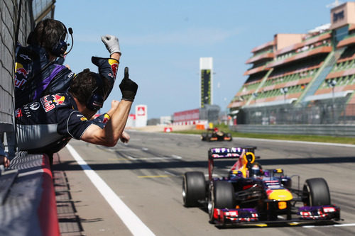 Los mecánicos de Red Bull felicitan a Sebastian Vettel