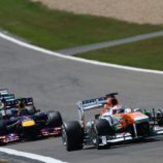 Paul di Resta lidera el grupo delante de Mark Webber