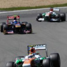 Adrian Sutil, por delante de un Toro Rosso y de su compañero de equipo