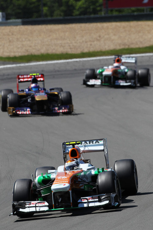 Adrian Sutil, por delante de un Toro Rosso y de su compañero de equipo
