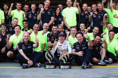 El equipo Red Bull celebra la victoria en Alemania