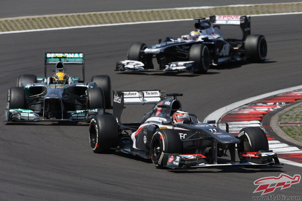 Nico Hülkenberg intenta mantener detrás a Nico Rosberg en carrera