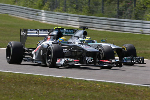 Esteban Gutierrez es adelantado por Nico Rosberg