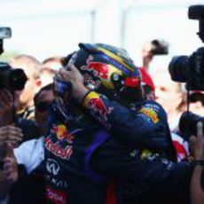 Sebastian Vettel abraz a su equipo