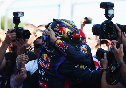 Sebastian Vettel abraz a su equipo