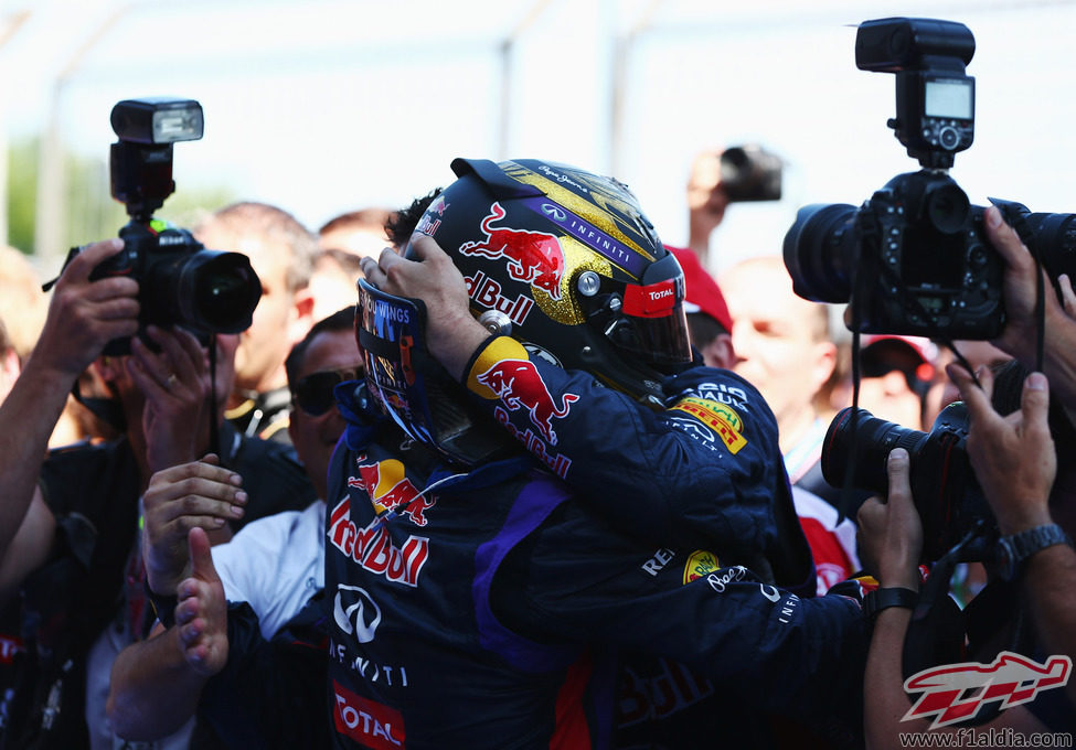 Sebastian Vettel abraz a su equipo