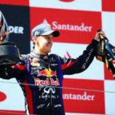 Trofeo y champán para Sebastian Vettel