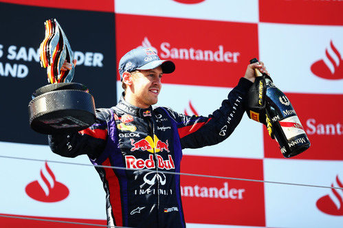 Trofeo y champán para Sebastian Vettel
