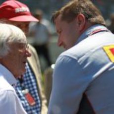 Paul Hembery habla con Bernie Ecclestone y Niki Lauda