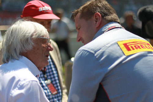 Paul Hembery habla con Bernie Ecclestone y Niki Lauda