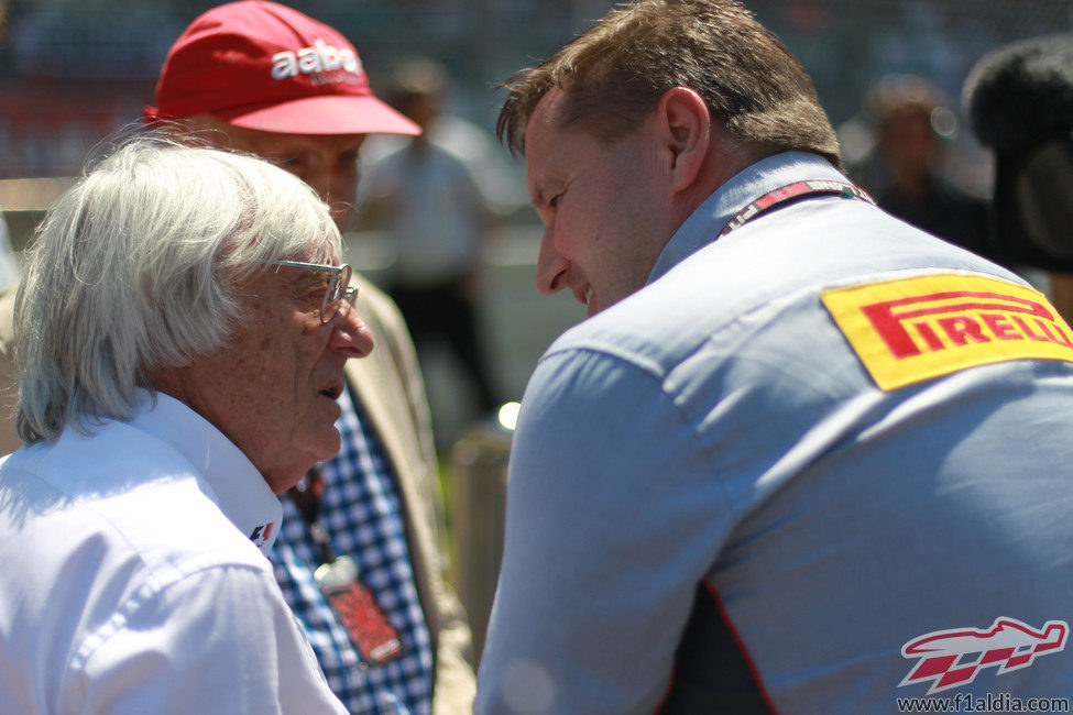 Paul Hembery habla con Bernie Ecclestone y Niki Lauda