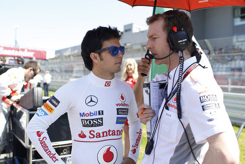 Sergio Pérez habla con un ingeniero antes del GP de Alemania
