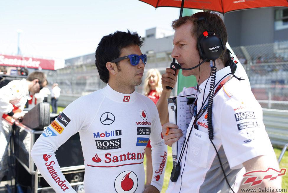 Sergio Pérez habla con un ingeniero antes del GP de Alemania