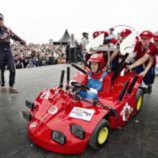 Sebastian Vettel espera la salida en la Red Bull Soapbox Race