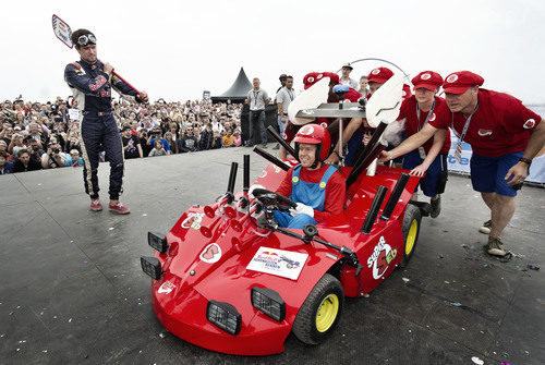 Sebastian Vettel espera la salida en la Red Bull Soapbox Race