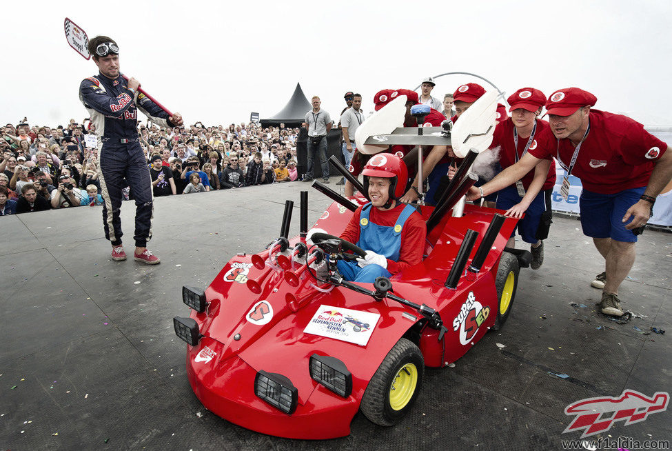 Sebastian Vettel espera la salida en la Red Bull Soapbox Race