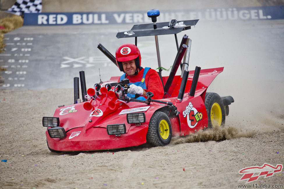 Sebastian Vettel disfrazado de Mario Bros