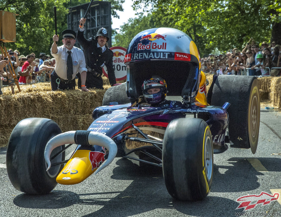Christian Horner, al volante de un Red Bull muy especial