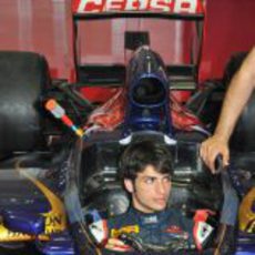 Carlos Sainz Jr. preparando su asiento