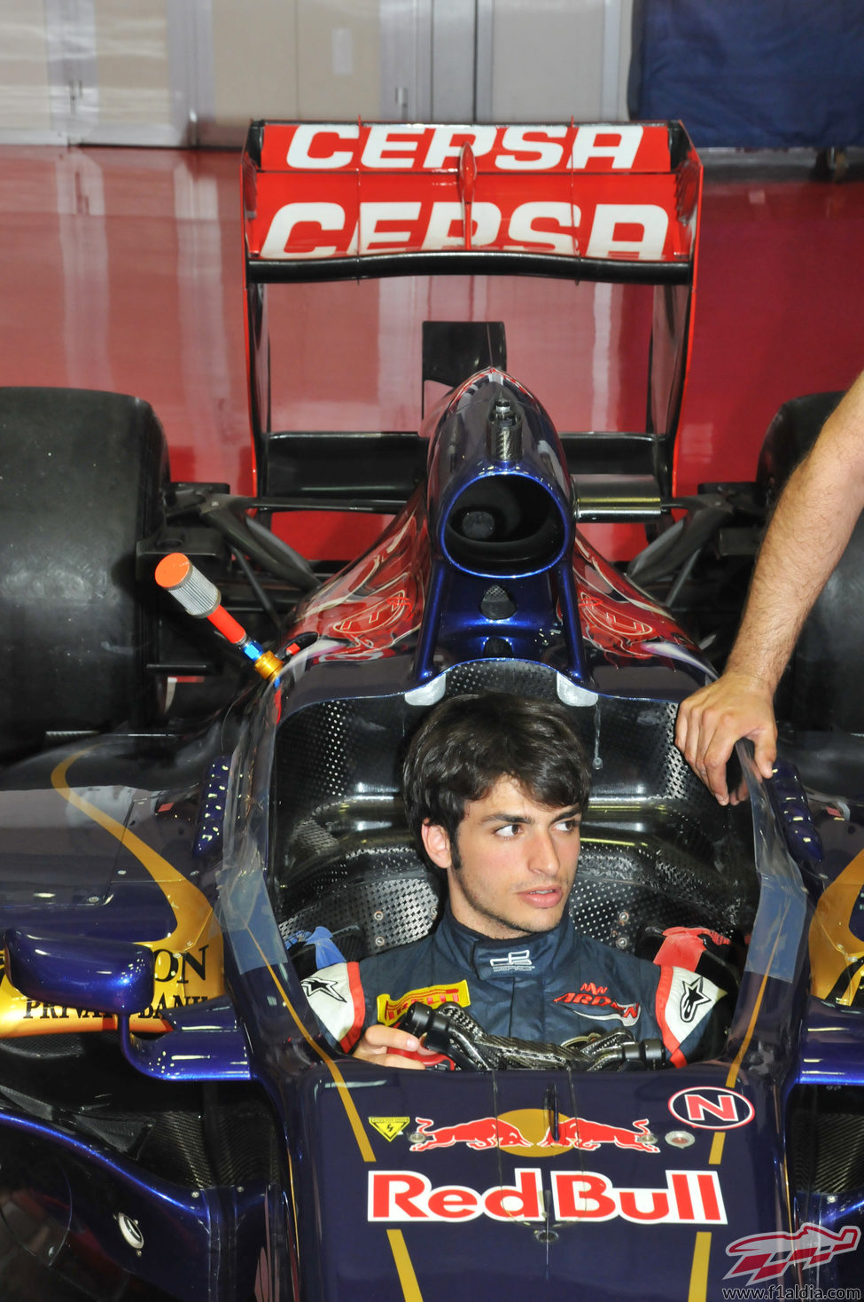 Carlos Sainz Jr. preparando su asiento