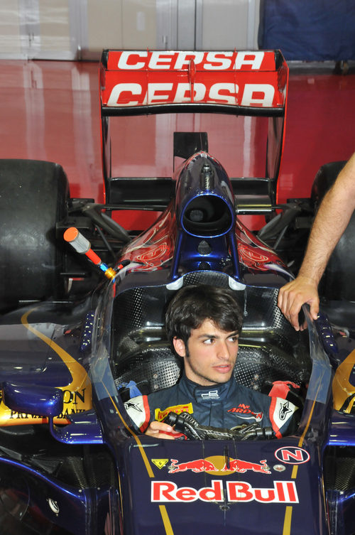 Carlos Sainz Jr. preparando su asiento