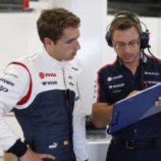 Dani Juncadella atiende a las palabras de su ingeniero durante el test