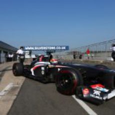 Robin Frijns para el coche en la calle de boxes