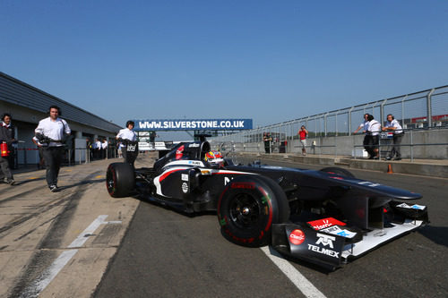 Robin Frijns para el coche en la calle de boxes