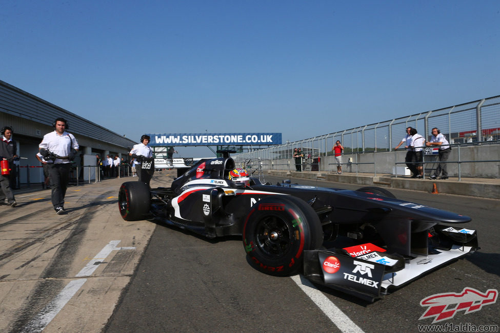 Robin Frijns para el coche en la calle de boxes