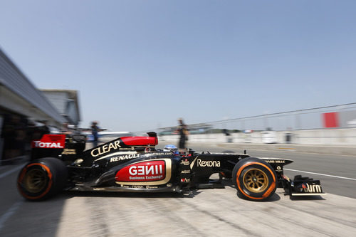Nicolas Prost sale de su garaje con el E21