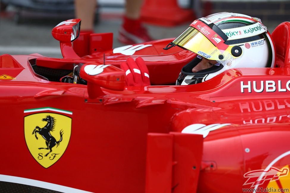 Davide Rigon en el 'cockpit' del F138