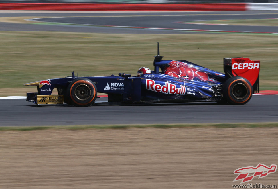 Johnny Cecotto rueda con el STR8