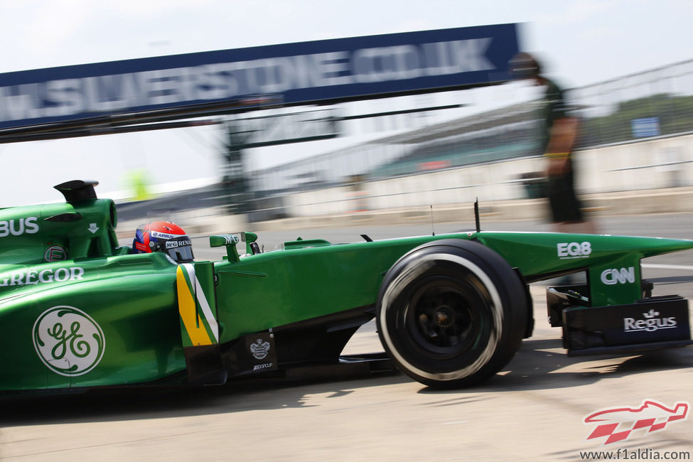 Alexander Rossi sale del box con el CT03