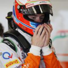 Paul di Resta se ajusta el casco