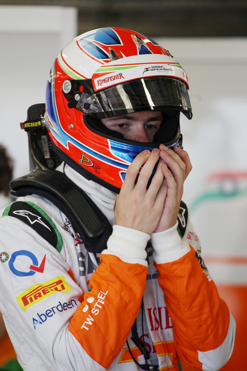 Paul di Resta se ajusta el casco