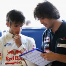 Carlos Sainz Jr. escucha las indicaciones de los ingenieros de Toro Rosso