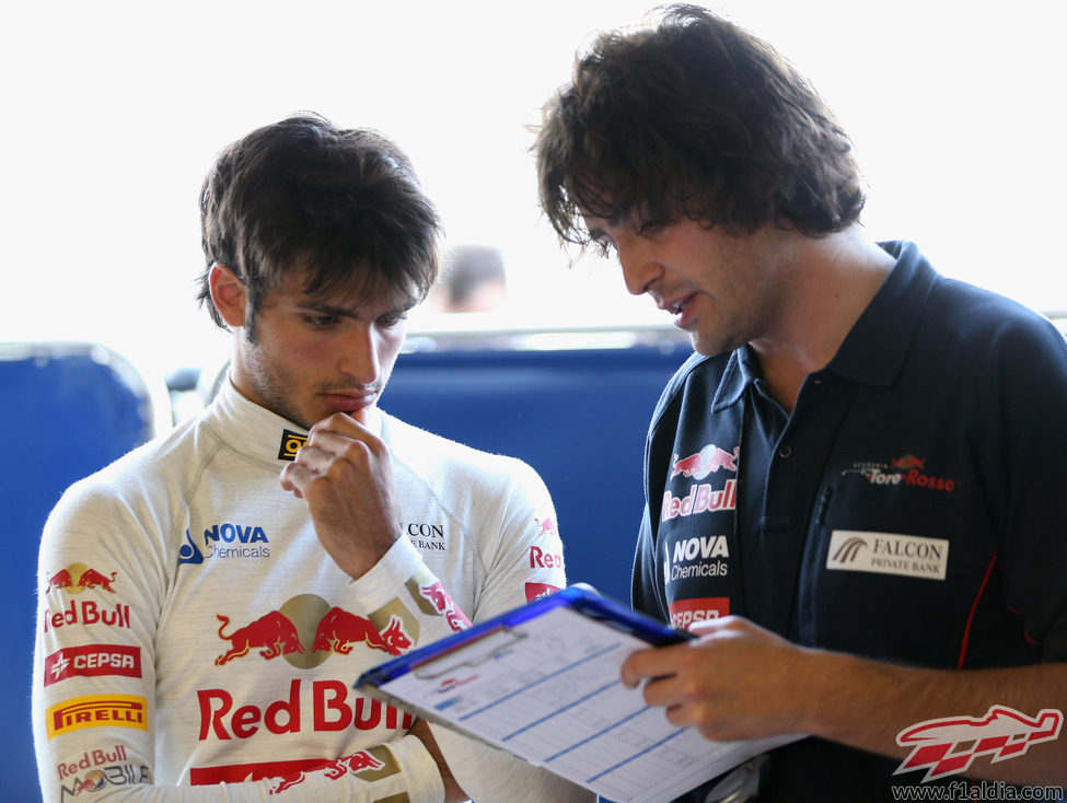 Carlos Sainz Jr. escucha las indicaciones de los ingenieros de Toro Rosso