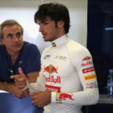 Carlos Sainz Jr. comparte impresiones al bajarse del STR8