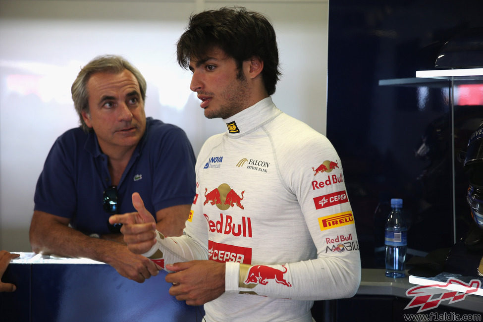 Carlos Sainz Jr. comparte impresiones al bajarse del STR8