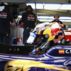 Primer plano del casco de Carlos Sainz Jr.
