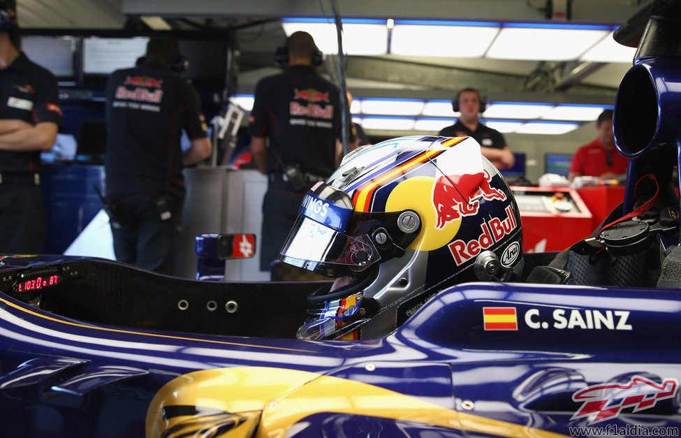 Primer plano del casco de Carlos Sainz Jr.